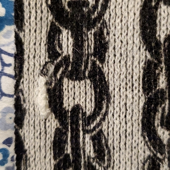 Calvin Klein Chain Print Scarf - Picture 7 of 7